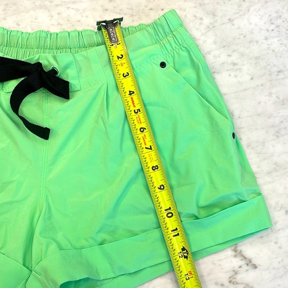 Lululemon! Excellent condition, cuffed short with pockets and pleats! - Picture 3 of 6